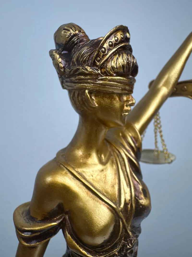 Sculpture de Dame Justice – Symbole de Loi et d’Équité (Laiton Patiné Noir)