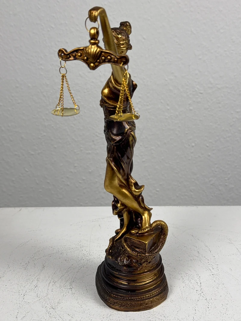 Sculpture de Dame Justice – Symbole de Loi et d’Équité (Petite, Laiton Patiné Noir)