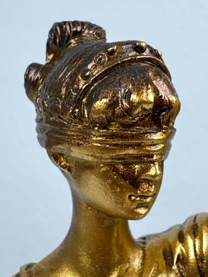 Sculpture de Dame Justice – Symbole de Loi et d’Équité (Petite, Laiton Patiné Noir)
