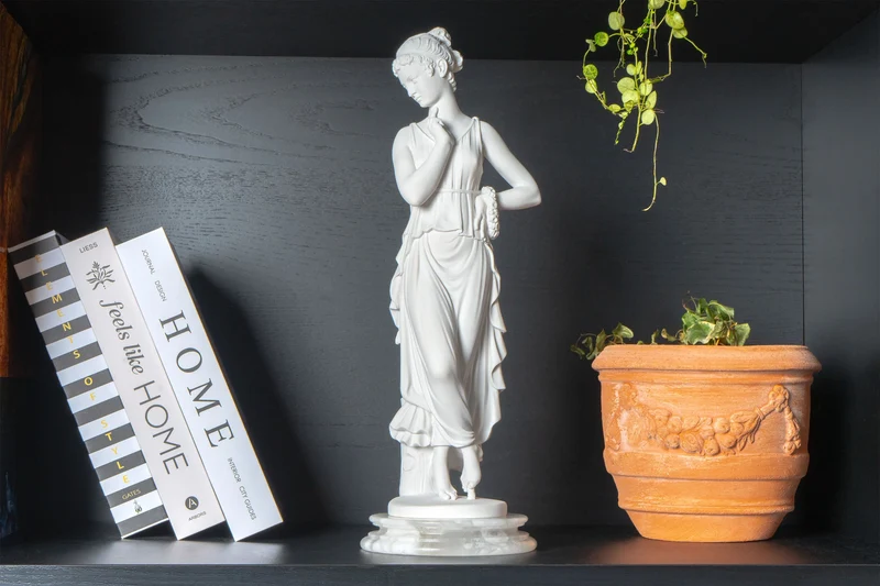 Sculpture de Danseuse au doigt sur le menton (d’après Antonio Canova)