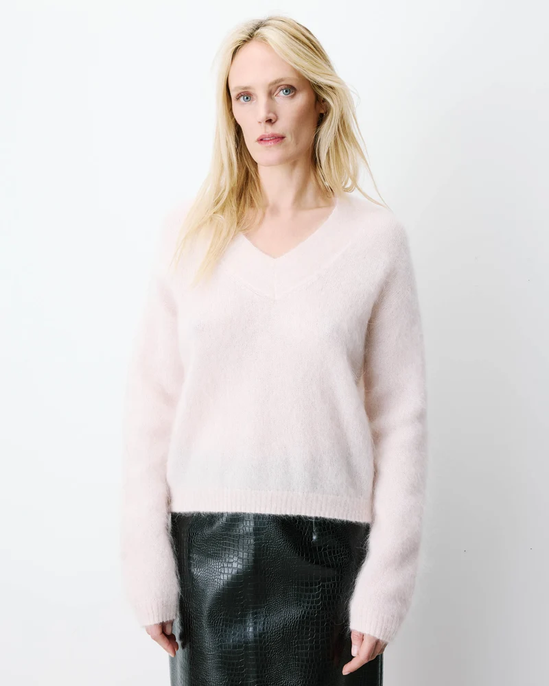 Pull large doux en mohair mélangé col V nude Adorable