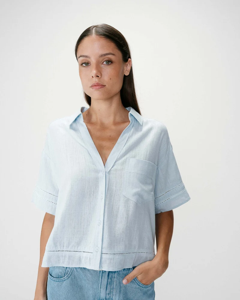 Chemise large manches courtes détails dentelle ciel Winka