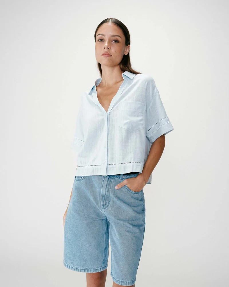 Chemise large manches courtes détails dentelle ciel Winka