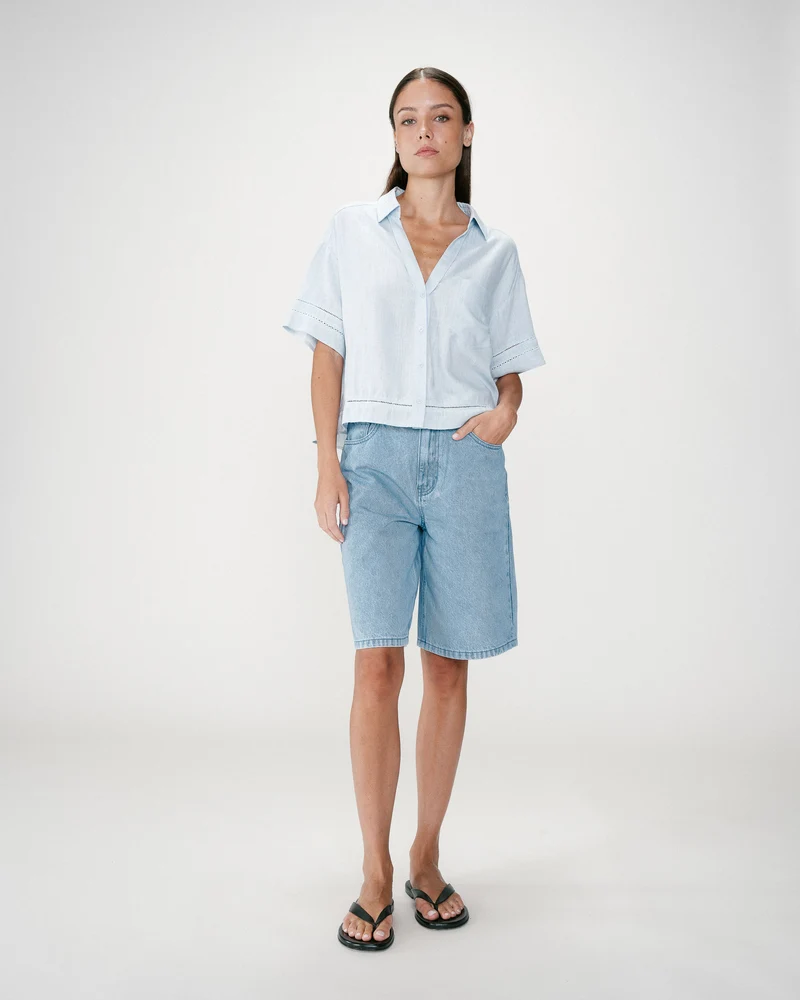Chemise large manches courtes détails dentelle ciel Winka