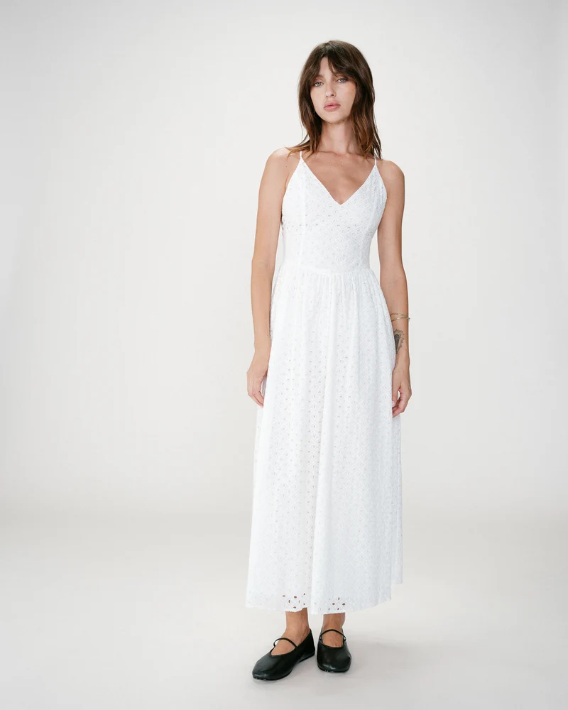Robe longue évasée col V en broderie anglaise white Wimala