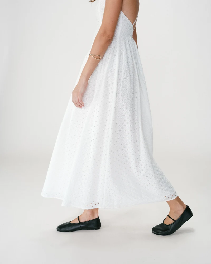 Robe longue évasée col V en broderie anglaise white Wimala