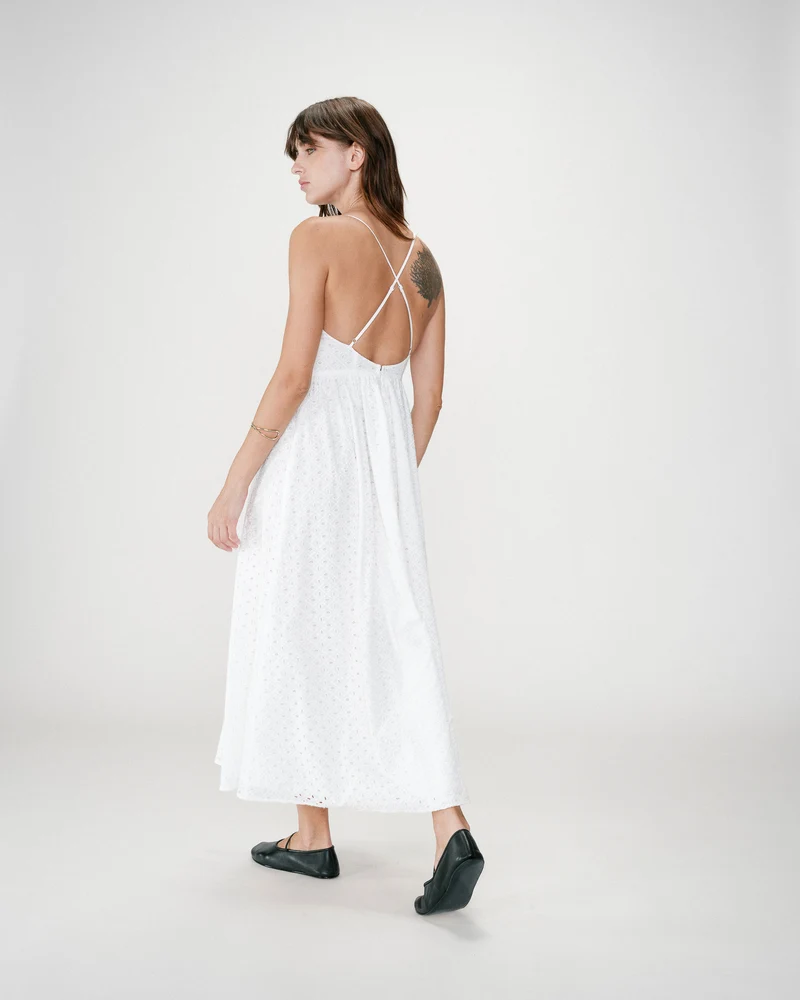 Robe longue évasée col V en broderie anglaise white Wimala