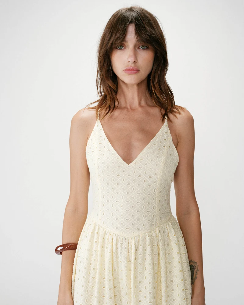 Robe longue évasée col V en broderie anglaise jaune Wimala