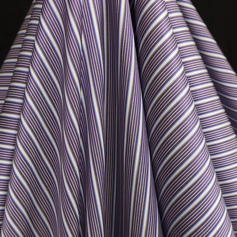 Tissu en coton tissé teint pour chemise, fabriqué en Italie | Rayures multiples mauves et bleues