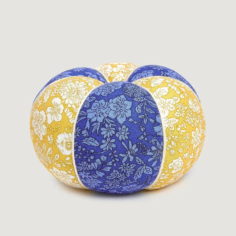 Liberty | Coussin à épingles rond | Emily Belle Bleu Outremer et Jaune Soleil