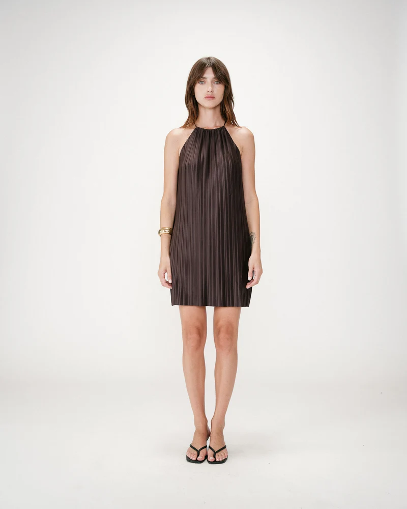 Robe courte plissée à encolure américaine chocolat Wilona