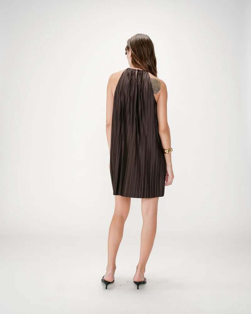 Robe courte plissée à encolure américaine chocolat Wilona