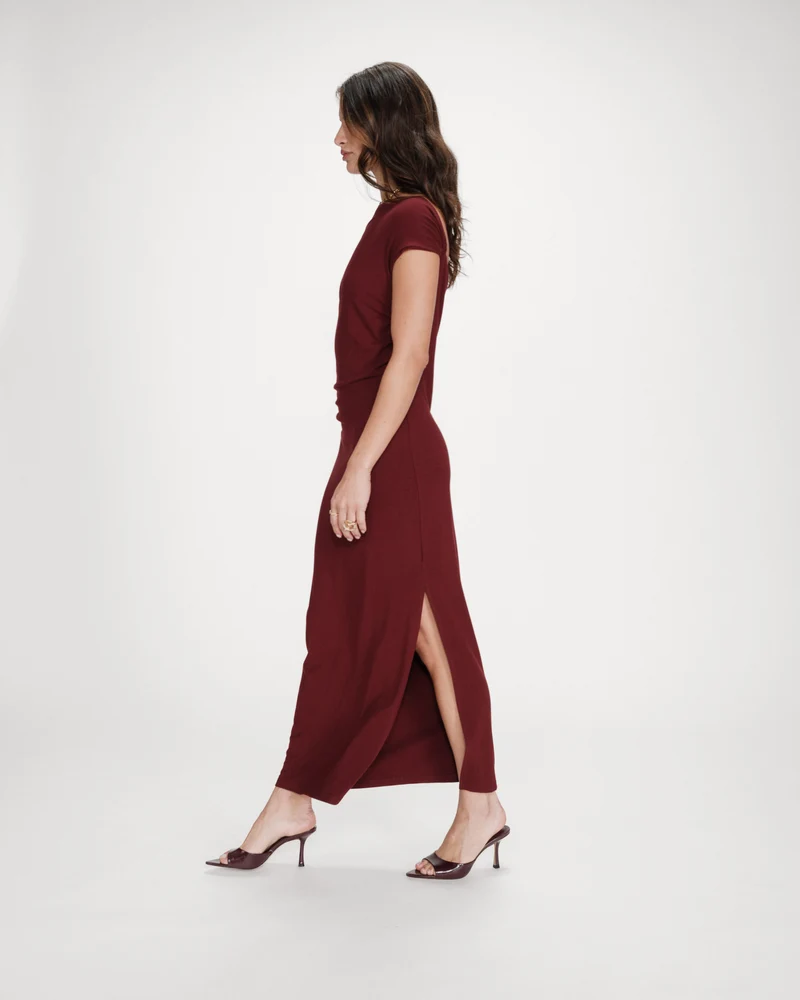Robe longue cintrée col asymétrique cherry Vanity