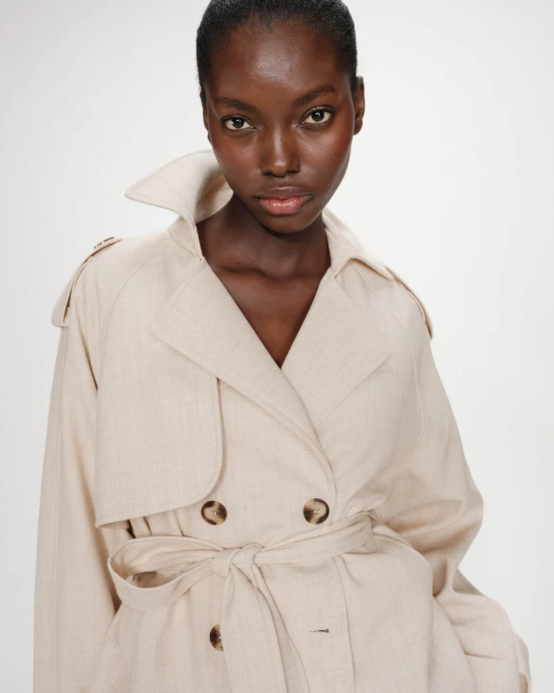 Trench-coat court ceinturé col à revers sable Vogue