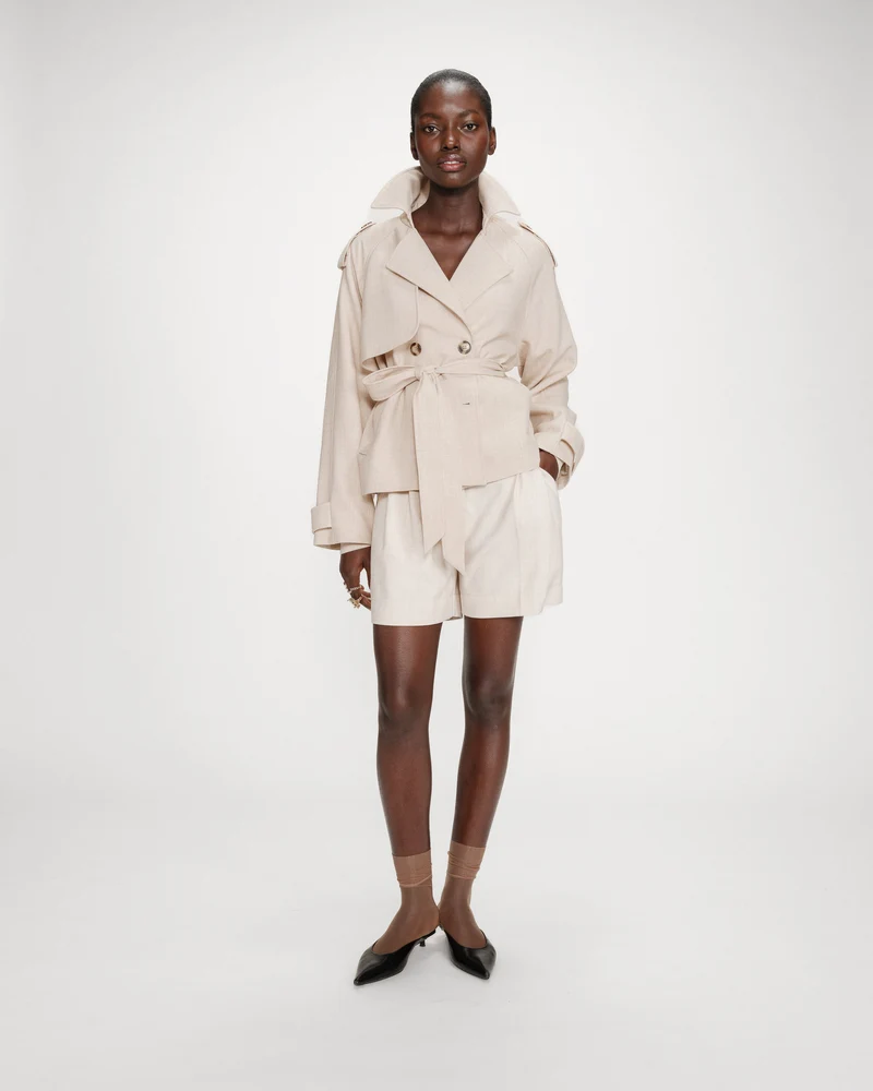 Trench-coat court ceinturé col à revers sable Vogue
