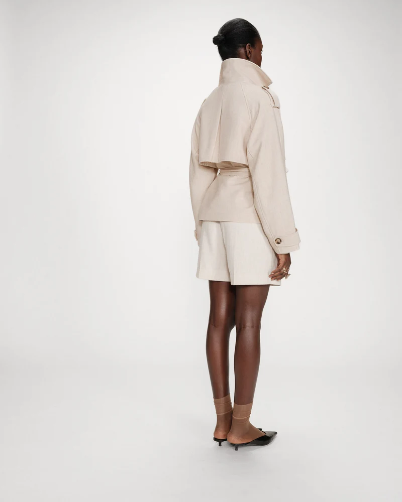 Trench-coat court ceinturé col à revers sable Vogue