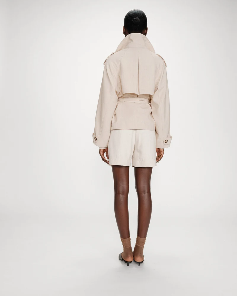 Trench-coat court ceinturé col à revers sable Vogue