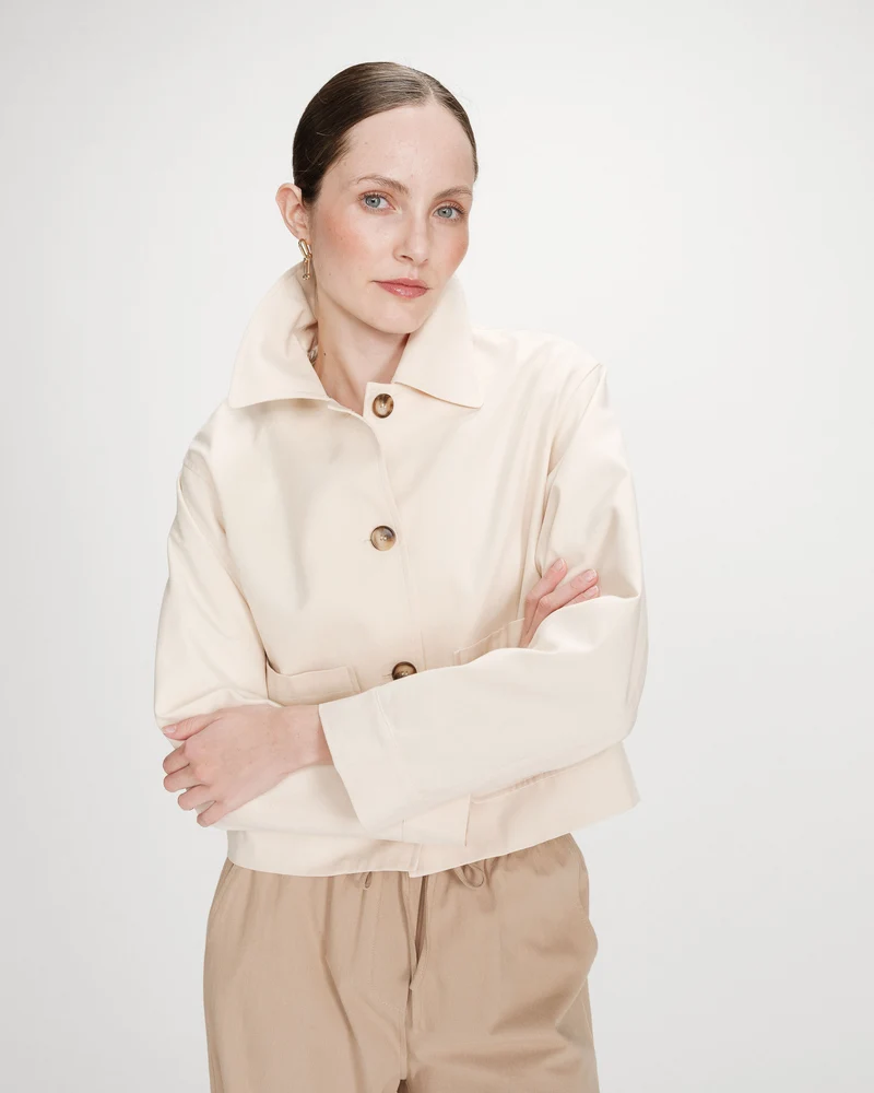 Veste courte en coton boutonnée à poches ecru Veronica