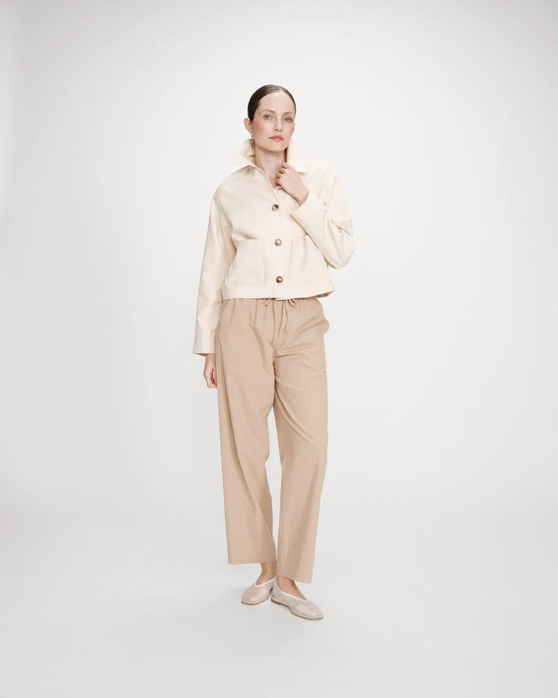 Veste courte en coton boutonnée à poches ecru Veronica
