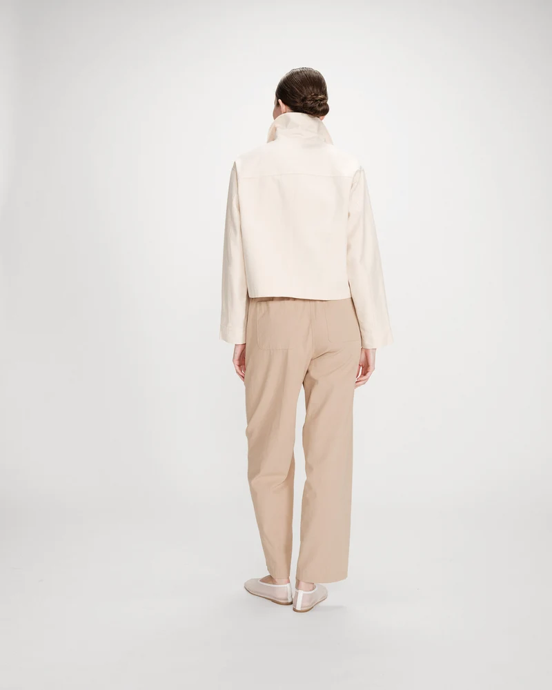 Veste courte en coton boutonnée à poches ecru Veronica