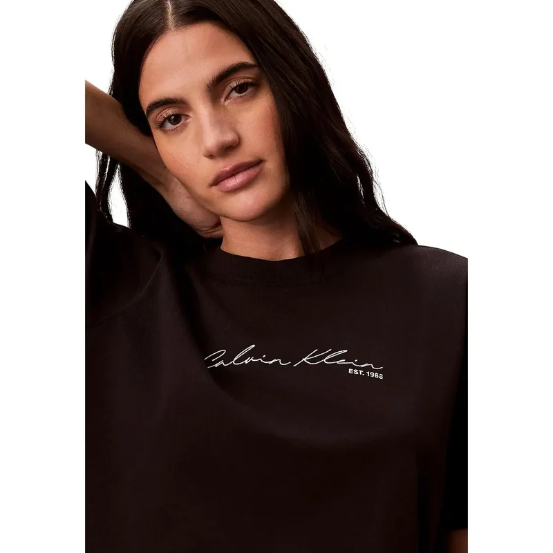 T-shirt Calvin Klein Jeans pour femmes en coton noir à col rond