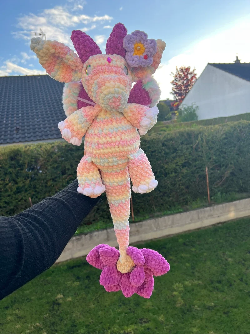 Faelorya - Le dragon elfique printanier | Patron au crochet - [FR-EN]