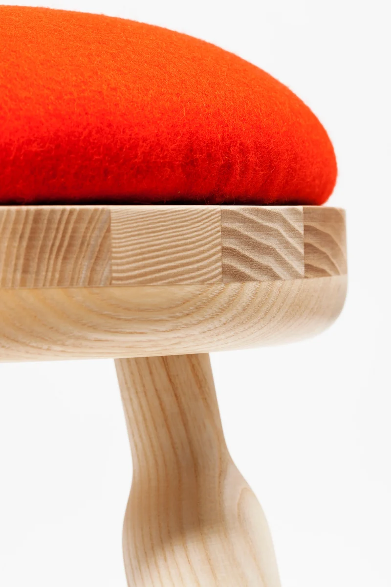 Tabouret Ninna | Frêne massif tourné et laine | Design Carlo Contin
