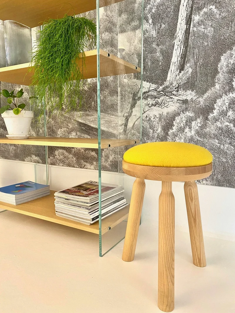 Tabouret Ninna | Frêne massif tourné et laine | Design Carlo Contin