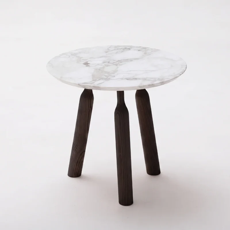 Table Basse Ninna | Frêne massif tourné et marbre Carrare | Design Carlo Contin