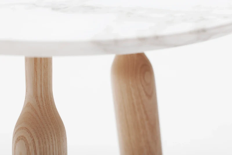 Table Basse Ninna | Frêne massif tourné et marbre Carrare | Design Carlo Contin