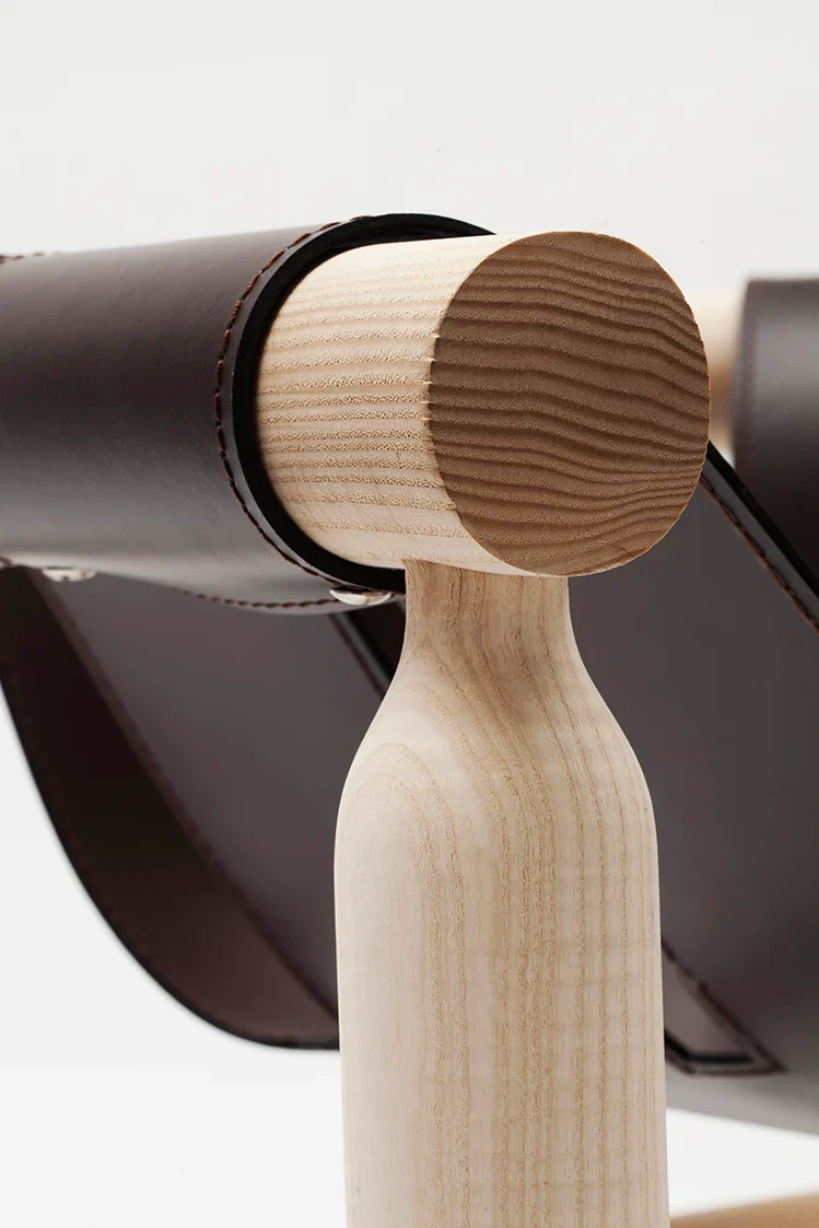 Fauteuil Ninna | Frêne massif tourné et Cuir | Design Carlo Contin