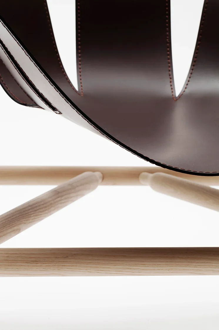 Fauteuil Ninna | Frêne massif tourné et Cuir | Design Carlo Contin