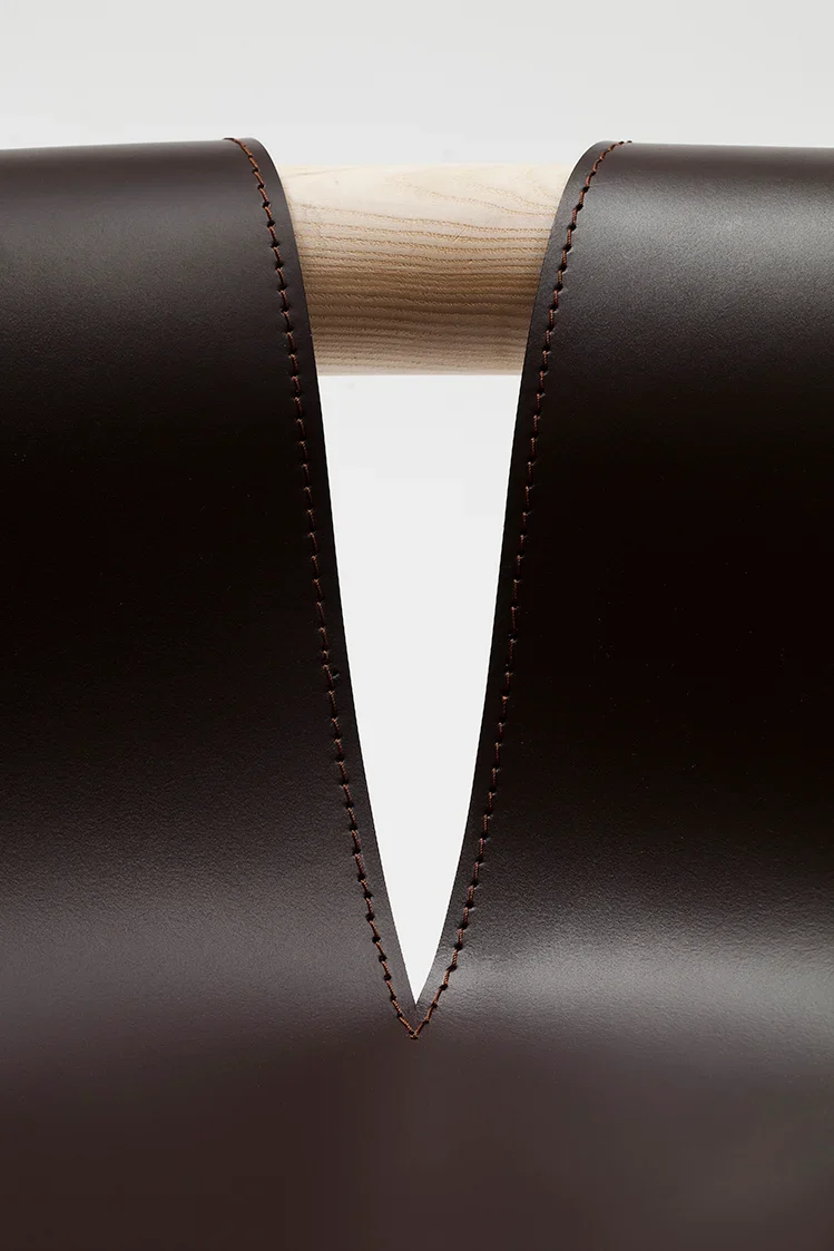 Fauteuil Ninna | Frêne massif tourné et Cuir | Design Carlo Contin