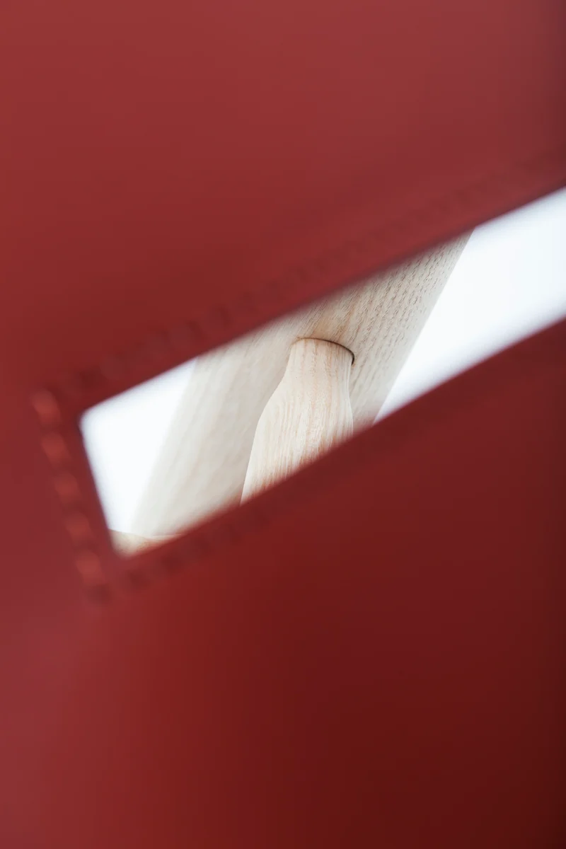 Fauteuil Ninna | Frêne massif tourné et Cuir | Design Carlo Contin