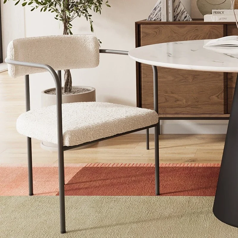 Chaise de salle manger tapiss e avec accoudoirs bouclette blanche Barbara