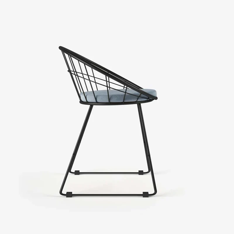 Chaise en métal et velours bleu perle