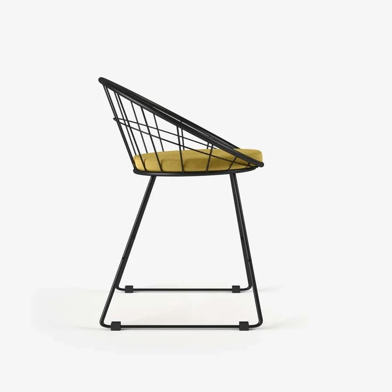 Chaise en métal noir et velours jaune moutarde