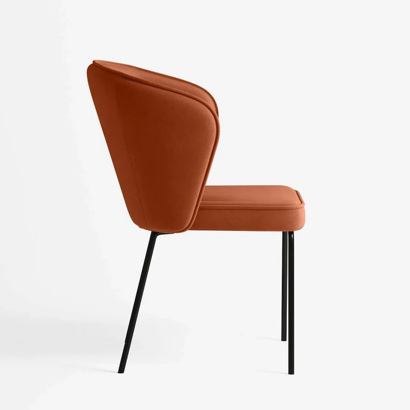 Chaise en velours ocre