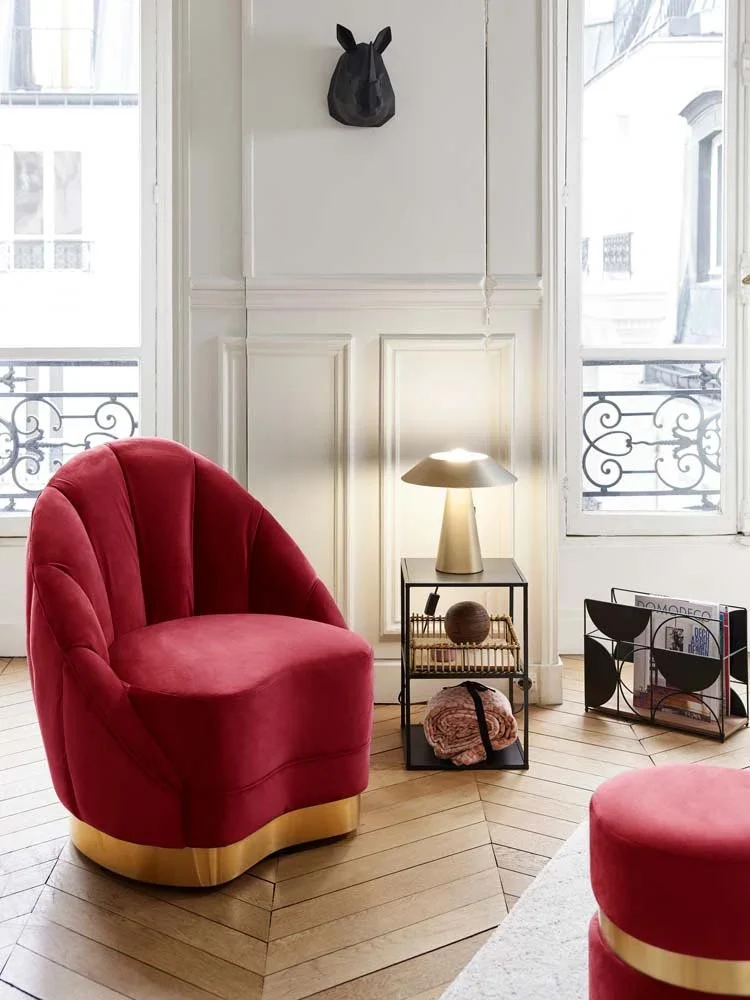 Fauteuil en velours bordeaux, base cerclage dor effet laiton