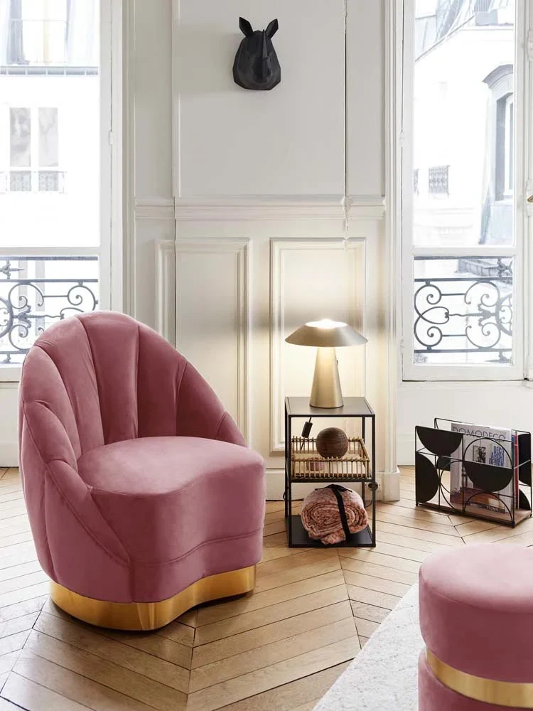 Fauteuil en velours rose vintage, base cerclage dor effet laiton