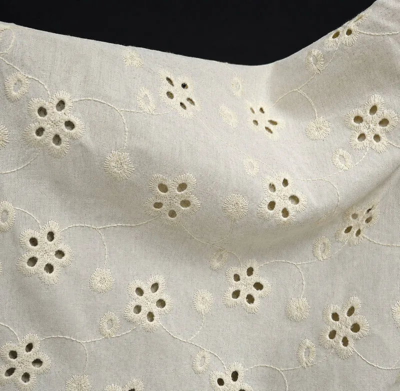 Tissu en lin et viscose brodé | Broderie florale ajourée