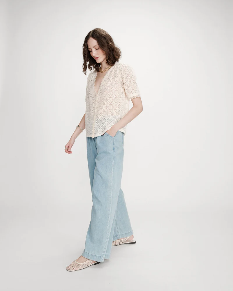 Blouse en dentelle col V manches courtes amande Vicky