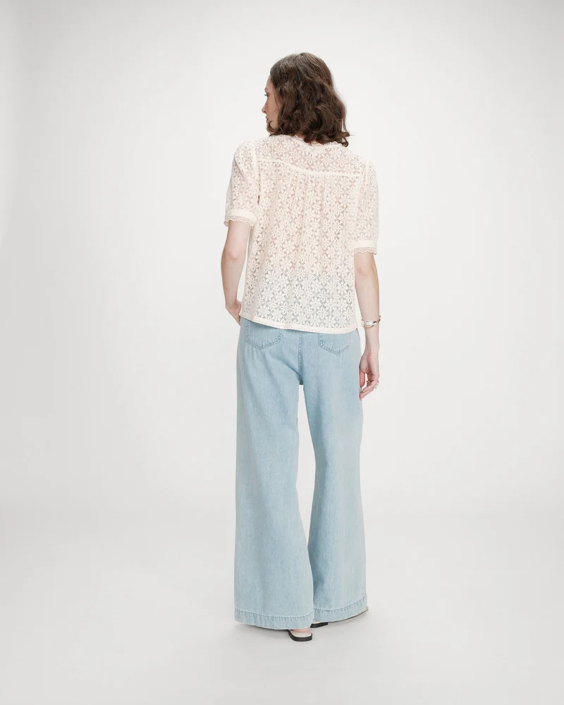 Blouse en dentelle col V manches courtes amande Vicky