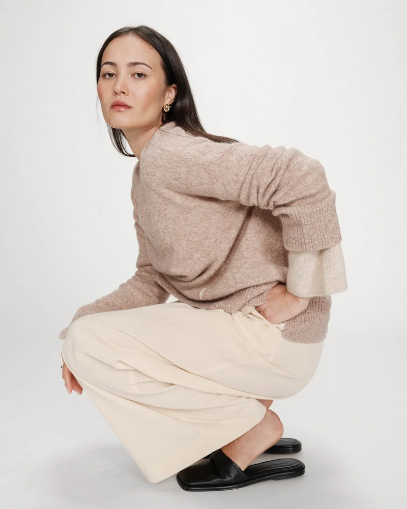 Pull oversize en maille à message brodé beige Viggo