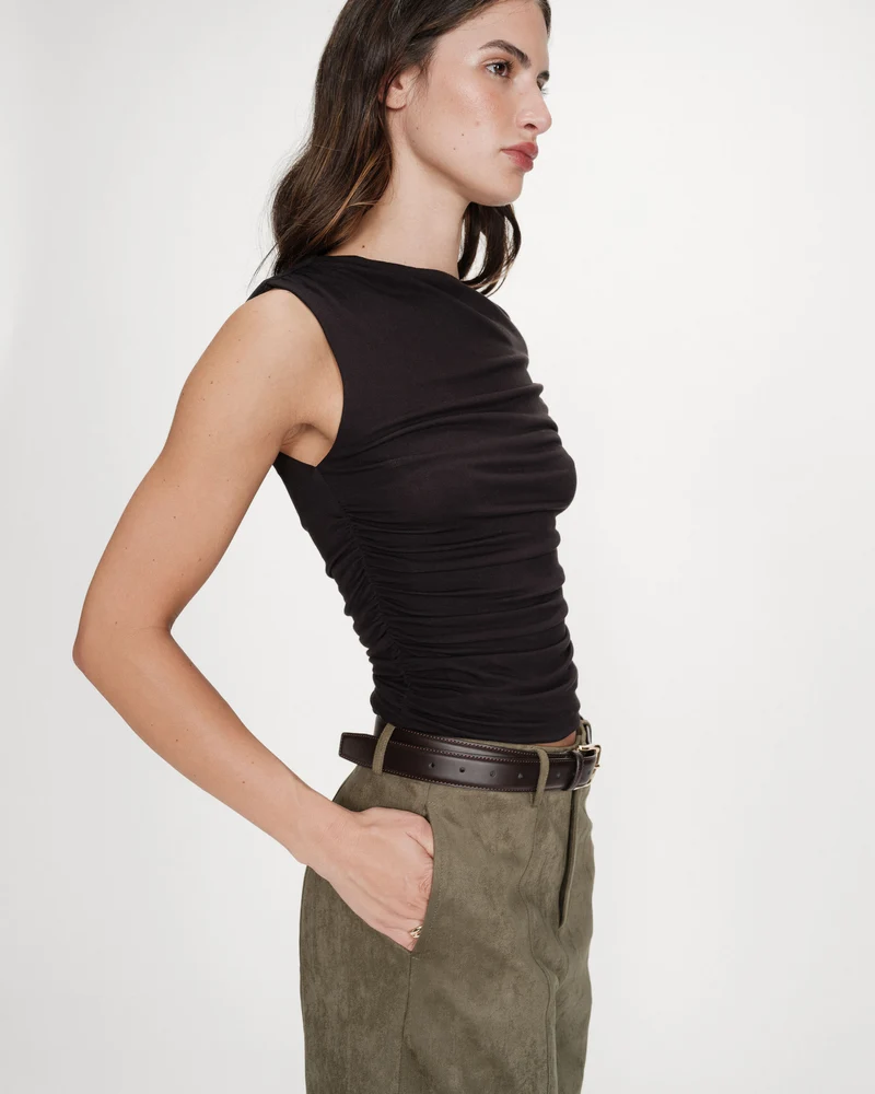 Top drapé asymétrique près du corps noir Vodia