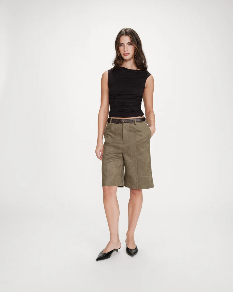 Top drapé asymétrique près du corps noir Vodia