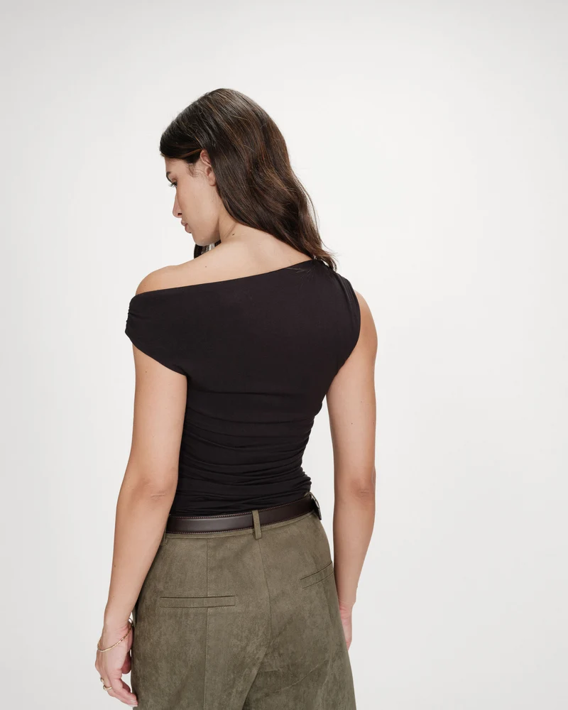 Top drapé asymétrique près du corps noir Vodia