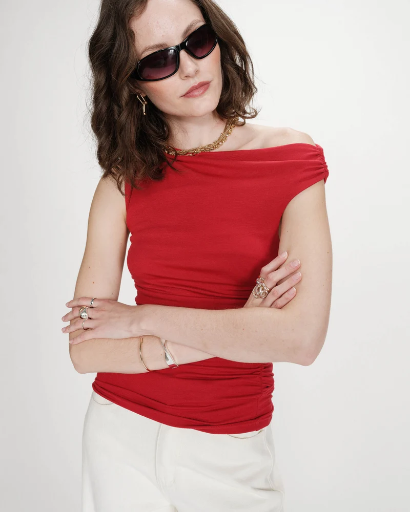 Top drapé asymétrique près du corps rouge Vodia