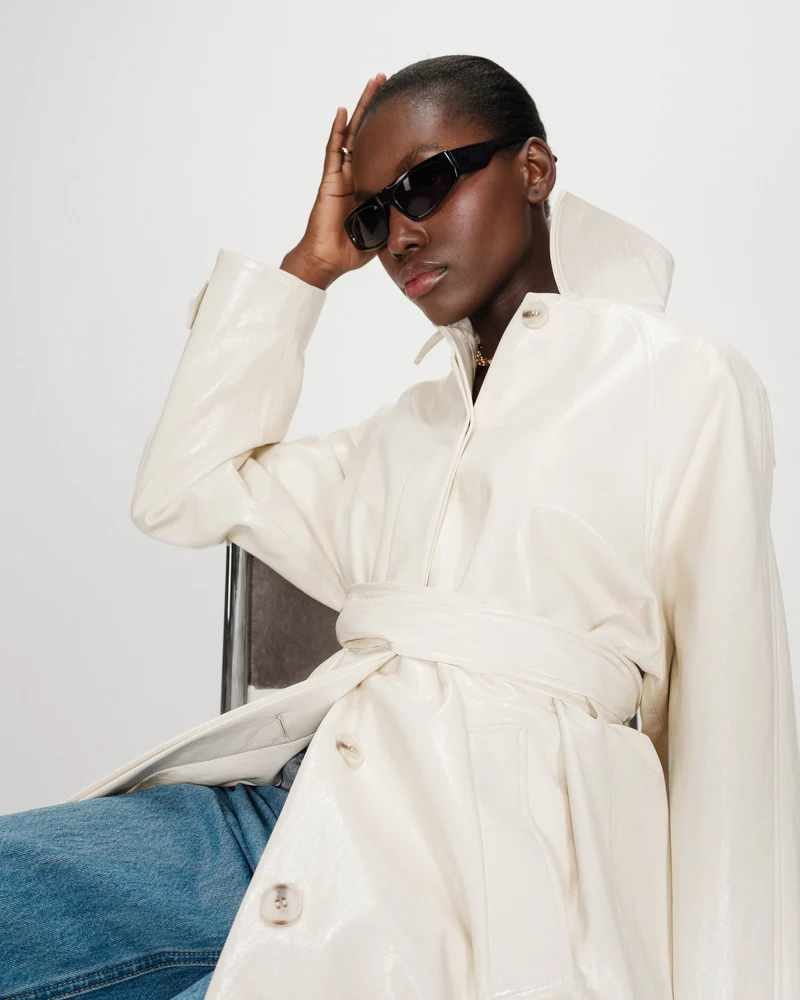 Trench-coat long en vinyle ceinturé vanille Velours