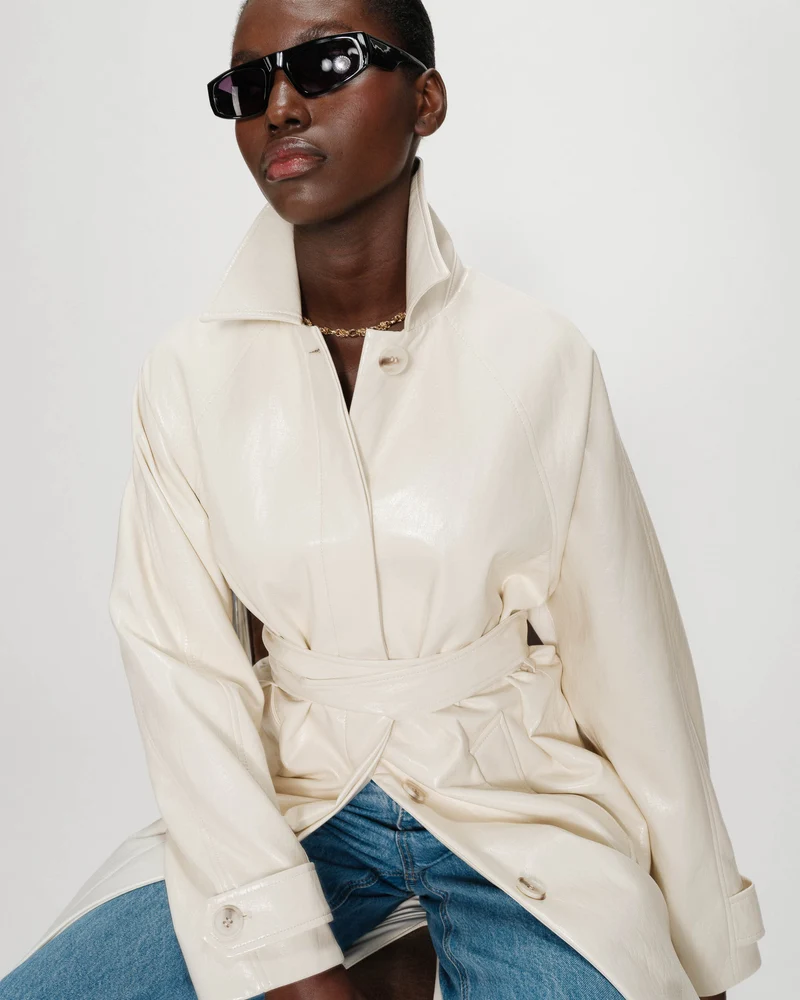 Trench-coat long en vinyle ceinturé vanille Velours